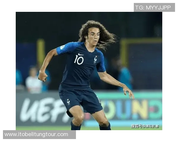 哈维西蒙斯的崛起之路：从青训小将到足坛新星的传奇旅程