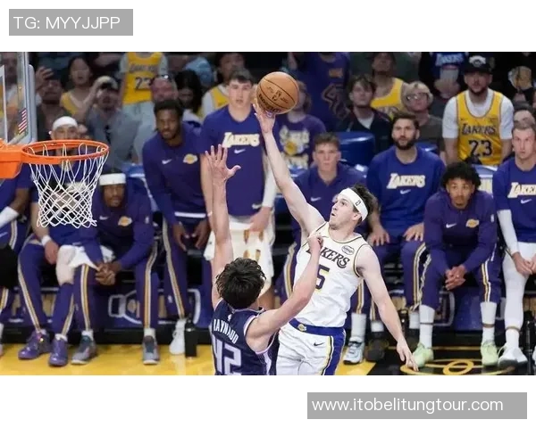 湖人队对决直播比赛精彩瞬间回顾与分析全方位解读